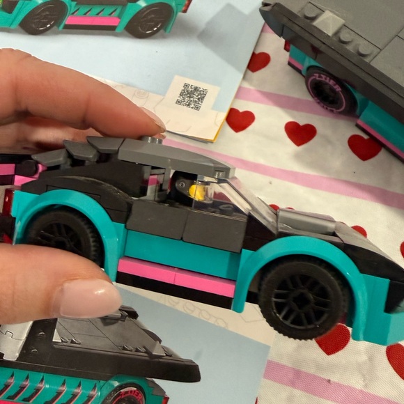LEGO City 60406 Transporter Truck - Black and Teal - Picture 5 of 9